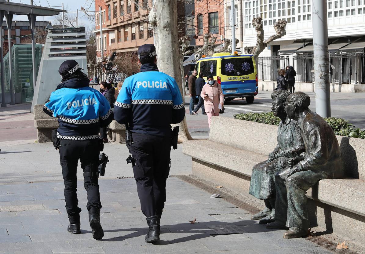 Dos policías locales, por el parque del Salón.