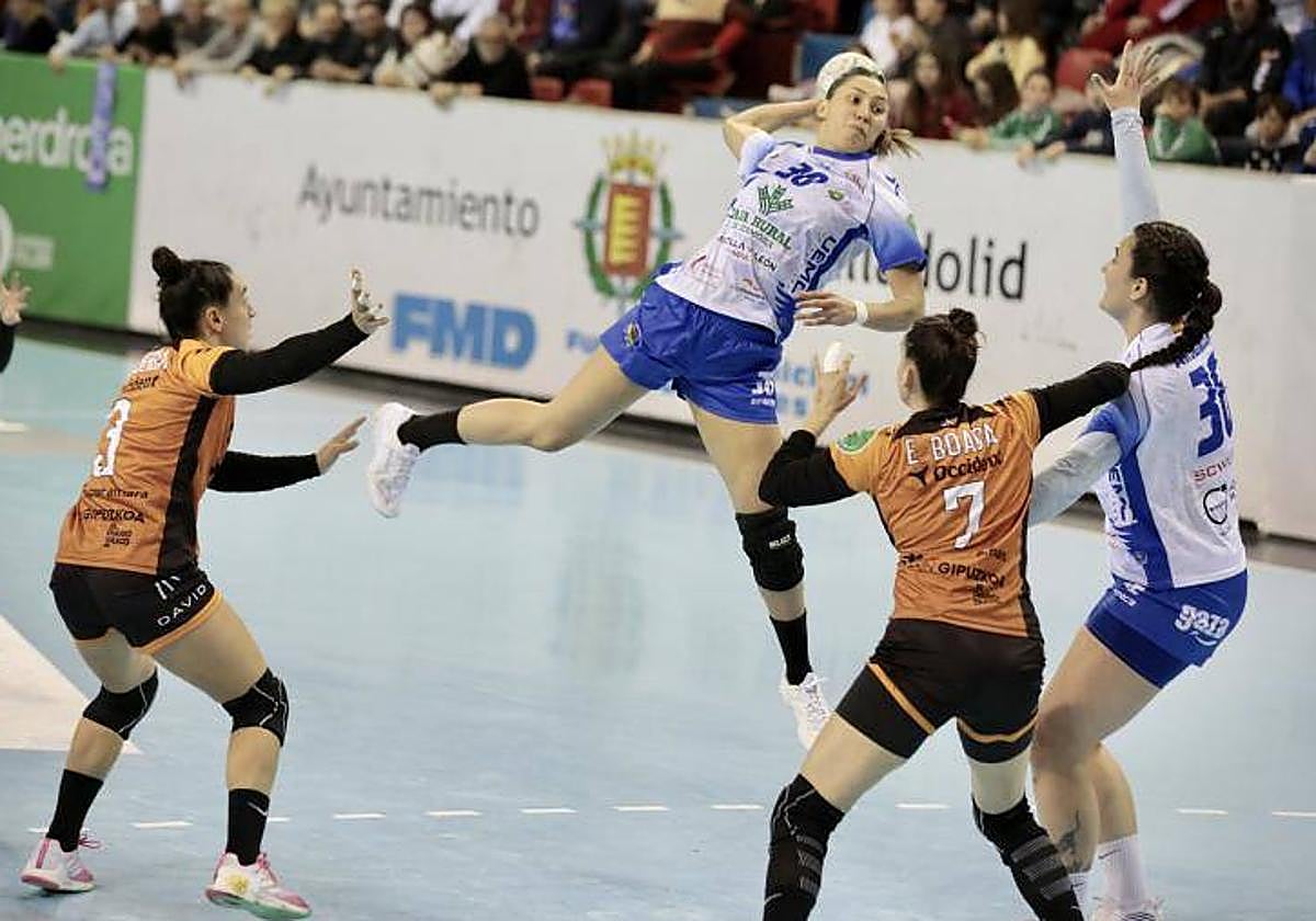 Martu se eleva ante la vasca Boada, en el partido liguero ante el Bera Bera.