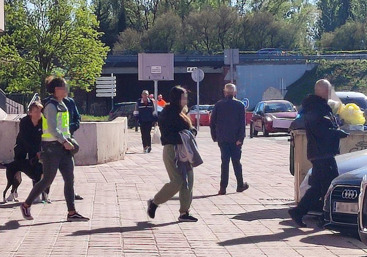 Dos agentes de paisano conducen a una de las sospechosas, que quedó en libertad, tras un registro esta mañana en Laguna.