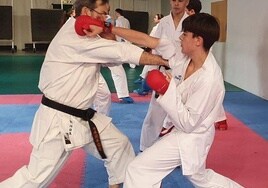 Juan Carlos Garrachón enseñando a sus alumnos técnicas de Karate.