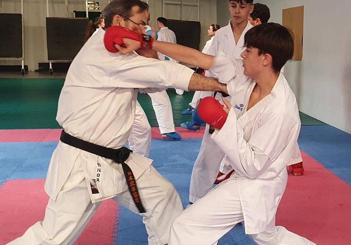 Juan Carlos Garrachón enseñando a sus alumnos técnicas de Karate.