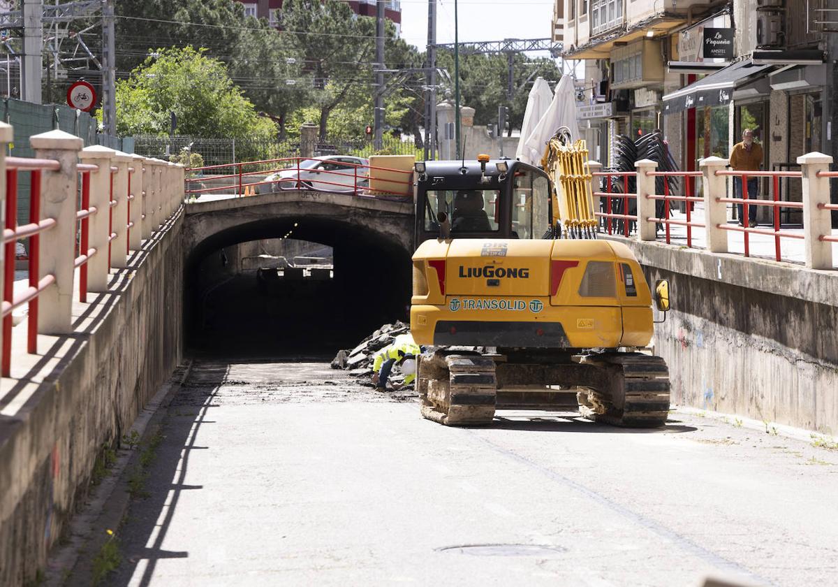 Una máquina, en los recién reinaugurados trabajos en el paso de Labradores.