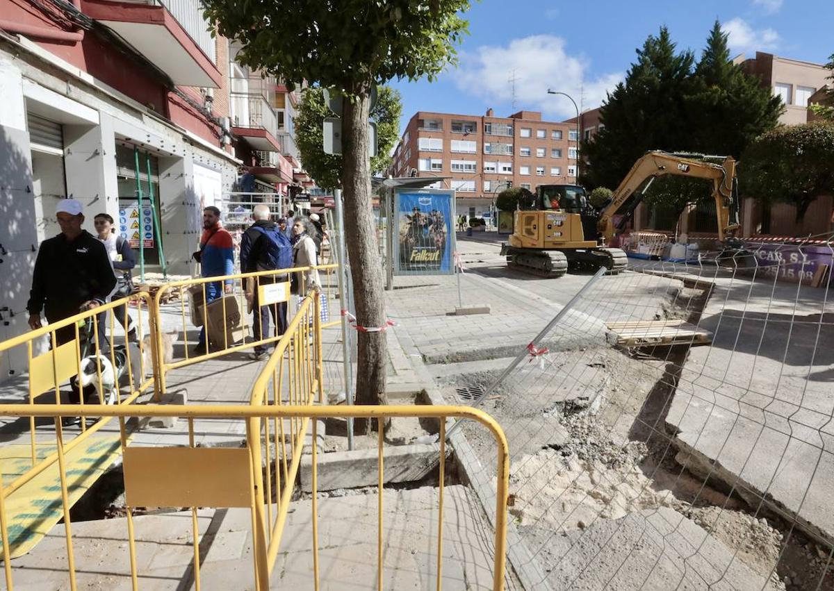 Imagen secundaria 1 - Las obras estrechan las aceras en la calle de Embajadores.