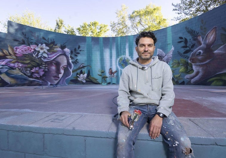 Nano Lázaro, junto a su trabajo mural en el anfiteatro de Parquesol.