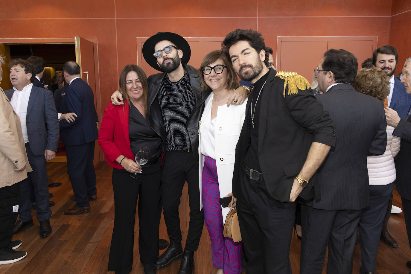 Xavi y Fito del grupo musical Siloé acompañados de dos asistentes al acto.