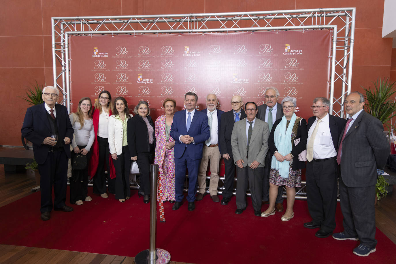 Foto de familia junto al consejero de presidencia Luis Miguel González Gago