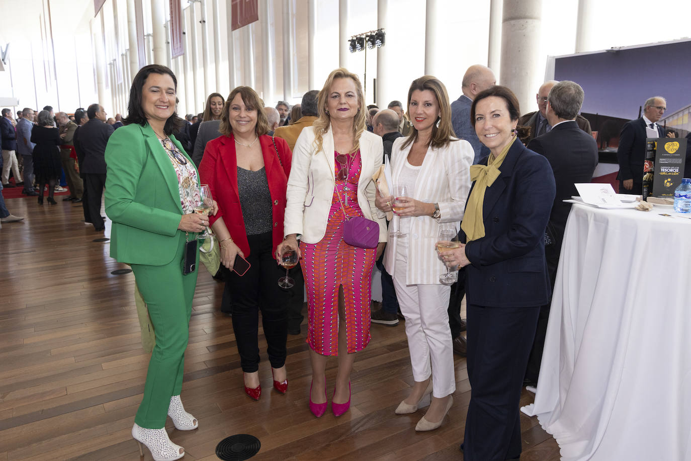 La secretaria tercera de la Mesa de la Cortes, Fátima Pinacho y su compañera de Vox Maria Luisa Calvo, con la procuradora de Soria ¡YA! Vanesa García Macarrón y dos asistentes al acto institucional.