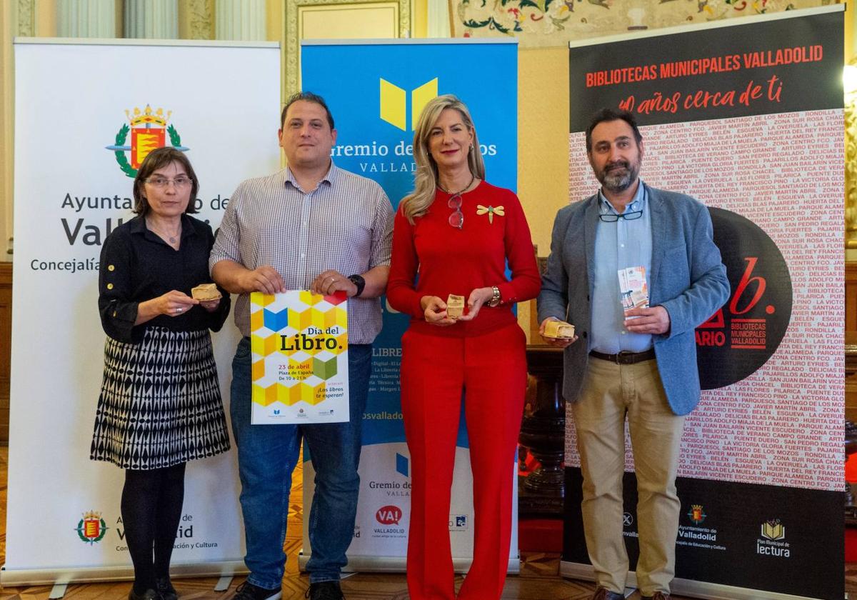 Representantes del Gremio de Libreros y Pasteleros, junto a Irene Carvajal, concejala de Cultura.