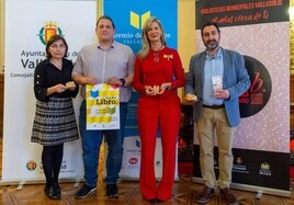 Representantes del Gremio de Libreros y Pasteleros, junto a Irene Carvajal, concejala de Cultura.