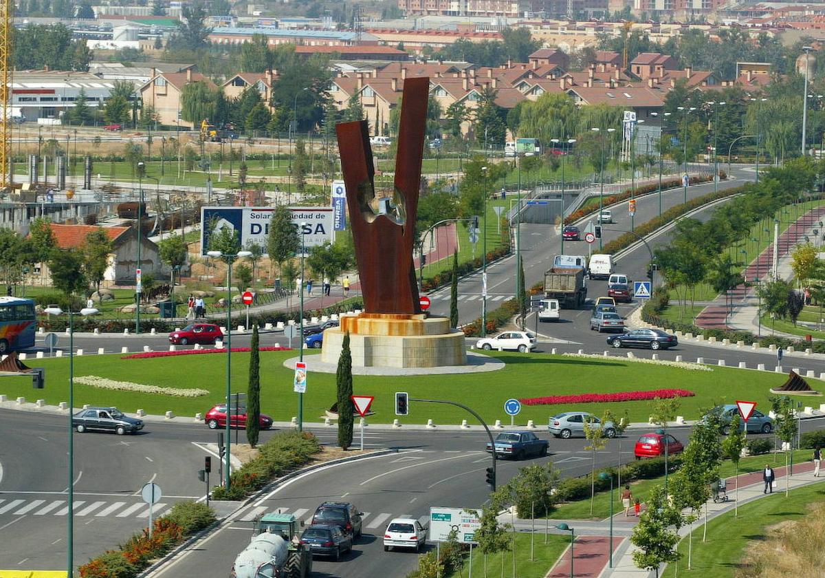 La rotonda con la escultura de Lorenzo Frechilla, en 2002, meses antes de que los cuatro carriles de la Avenida de Zamora cruzaran la glorieta.