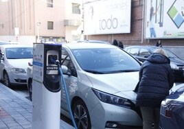 El transporte público eléctrico a la demanda en Palencia avanza con tres taxis híbridos