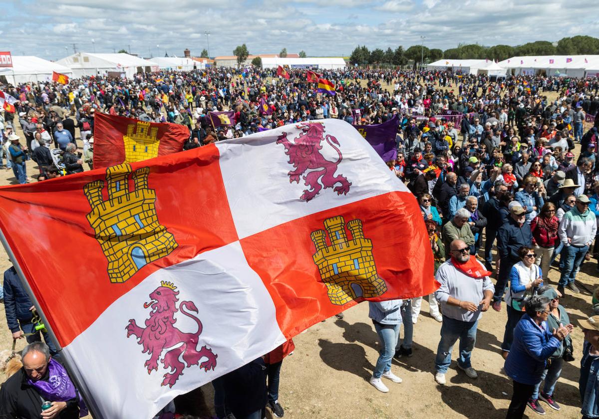 Bandera de Castilla y León y público en la era de Villalar de los Comunero.