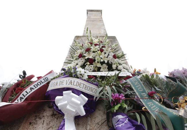 Flores en ofrenda a los capitanes comuneros en el monolito de la localidad.