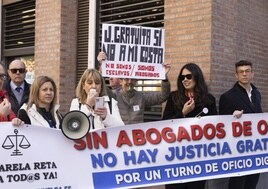 Protesta de los abogados de oficio frente al ICAVA en Valladolid.