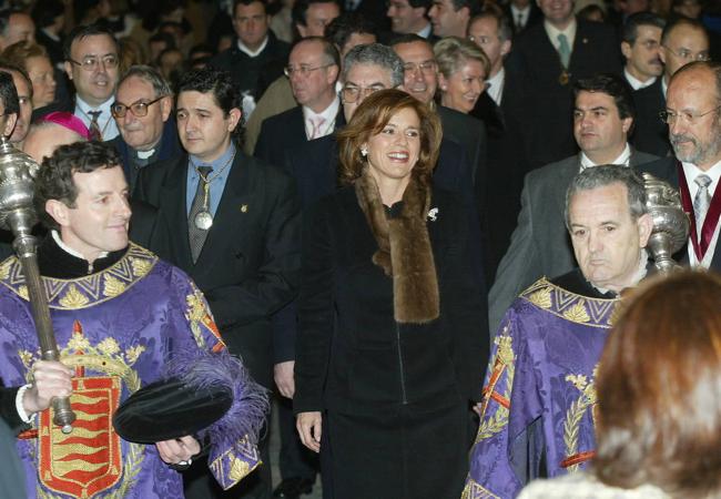 José Luis Ortega y Darío del Valle, en 2002, acompañan a Ana Botella, que pronunció el Pregón de Semana Santa de ese año en la Catedral.