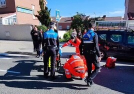 Personal de Emergencias atienden al peatón herido por un atropello en Nueva Segovia.