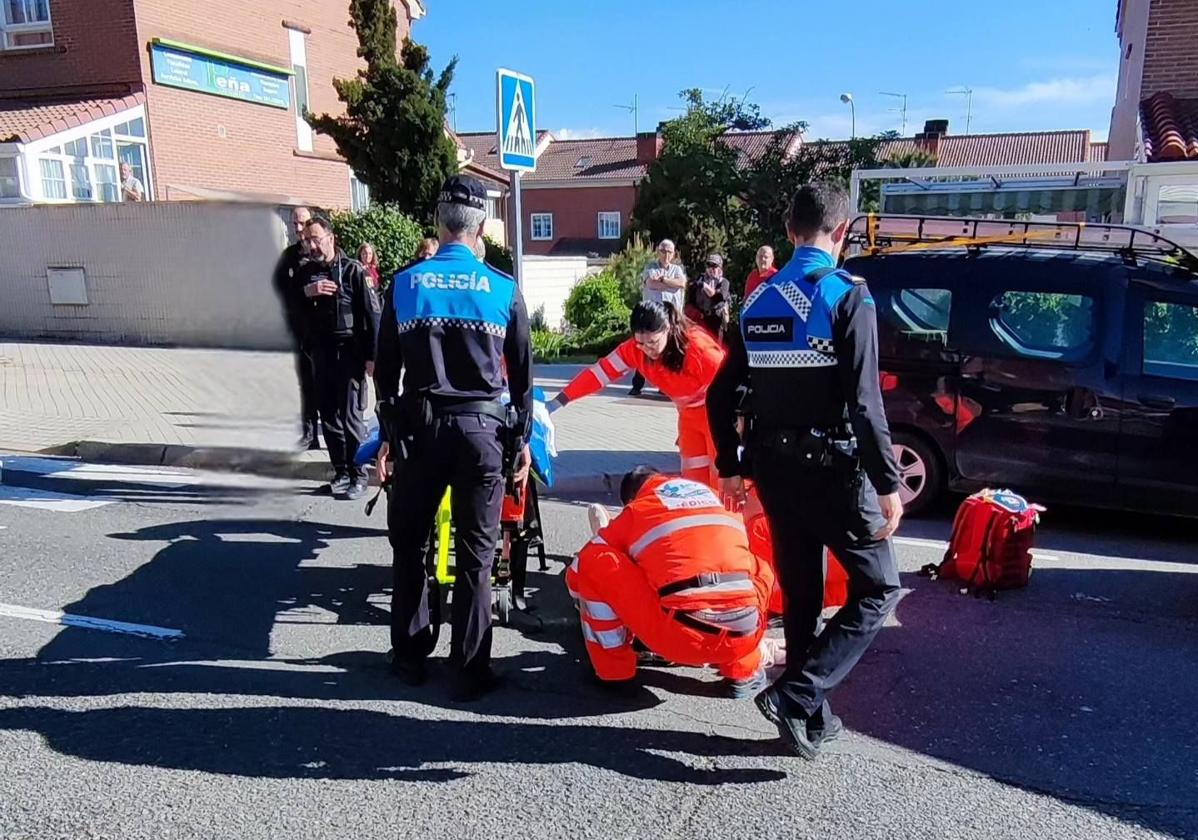 Personal de Emergencias atienden al peatón herido por un atropello en Nueva Segovia.