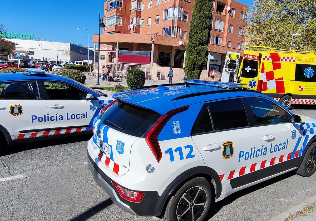 Imagen principal - Varios momentos del dispositivo policial durante el atropello en la avenida Vicente Aleixandre.