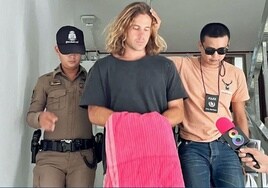 Daniel Sancho, escoltado por la policía tailandesa.