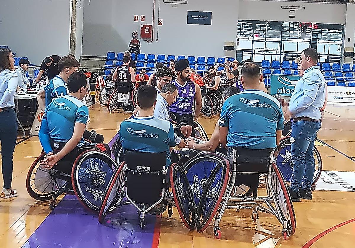 José Antonio de Castro dando indicaciones a sus jugadores durante el descanso.