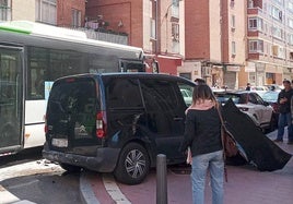 La furgoneta, sobre la acera, y el bus siniestrados en La Victoria.