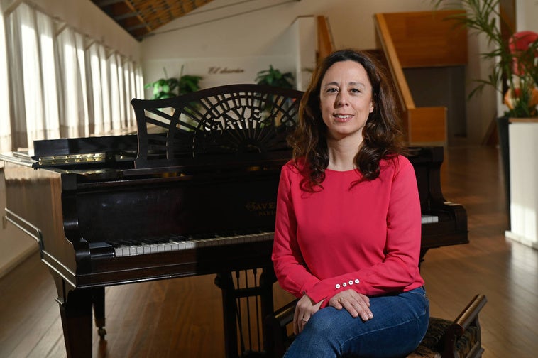 Irene Alfageme, junto al piano de El Desván, en el Calderón.