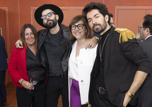 Los músicos vallisoletanos de Siloé se fotografían con dos asistentes al acto.