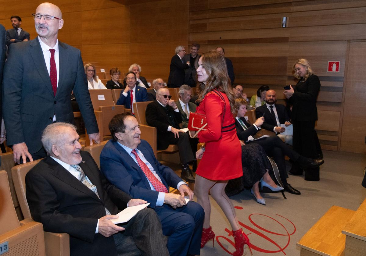 La expresidenta de las Cortes, Silvia Clemente, pasa junto a los expresidentes Demetrio Madrid y Juan José Lucas, sentados en primera fila, De pie, a la izquierda, el también expresidente del Parlamento autonómico Luis Fuentes.