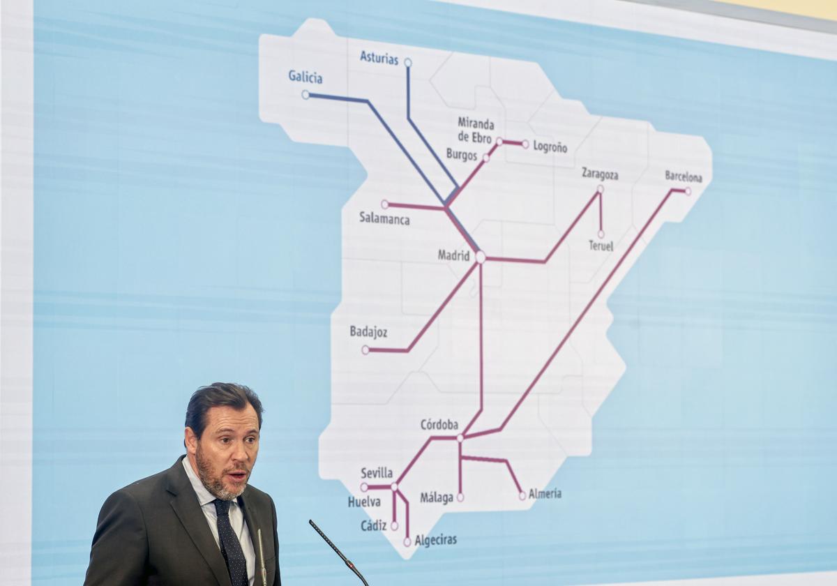 Óscar Puente, con el mapa de las nuevas frecuencias que se implantarán hasta final de año.