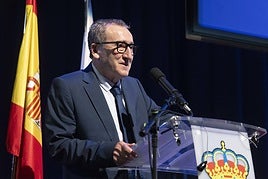 El doctor Fernández recoge su premio.