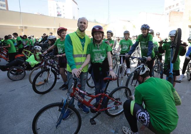 La alumna Carolina Franco, que acaba de aprender a andar en bici, con su profesor Borja Martín