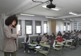 Clara Tomé, durante su charla en el IES Virgen de la Calle.