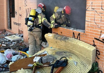 El fuego devora parte del edificio ocupado por indigentes del antiguo Rancho Grande