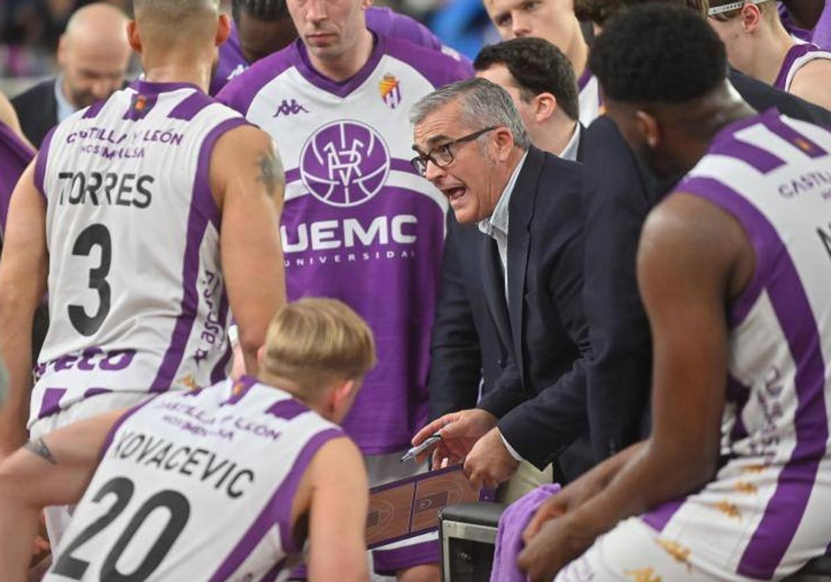 Paco García dando indicaciones a sus jugadores en el partido ante el Ourense.