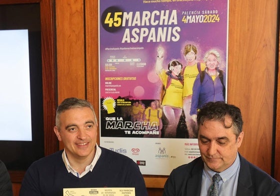 Javier Margareto, junto a Antonio Mota, muestra el primer carné de la marcha.