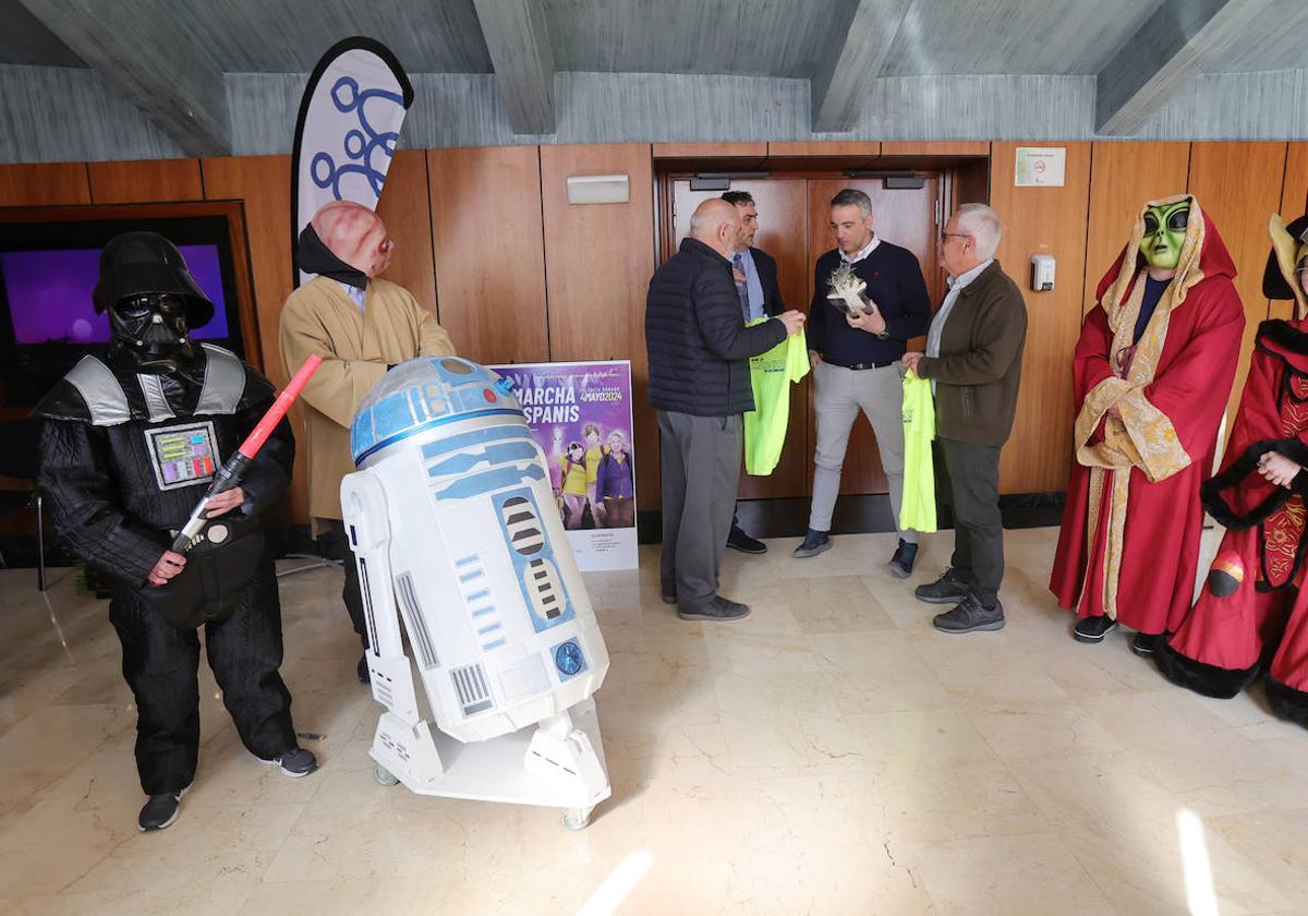 Javier Margareto conversa con los representantes de Aspanis tras la presentación de la marcha en el cine Ortega, ambientada con Star Wars.