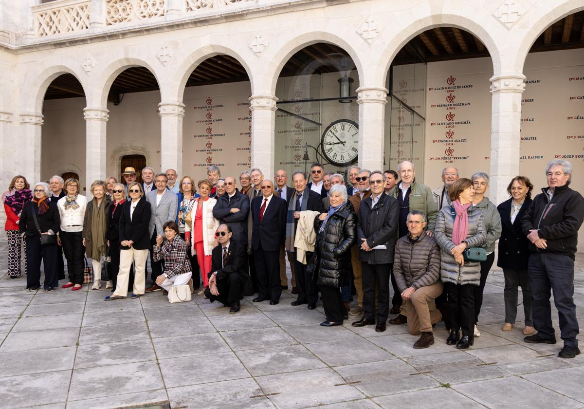 Miembros de la primera promoción de la antigua Facultad de Químicas, esta mañana en Santa Cruz.