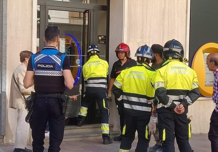 Bomberos y Policía Local de Segovia, durante las labores de rescate de la niña.