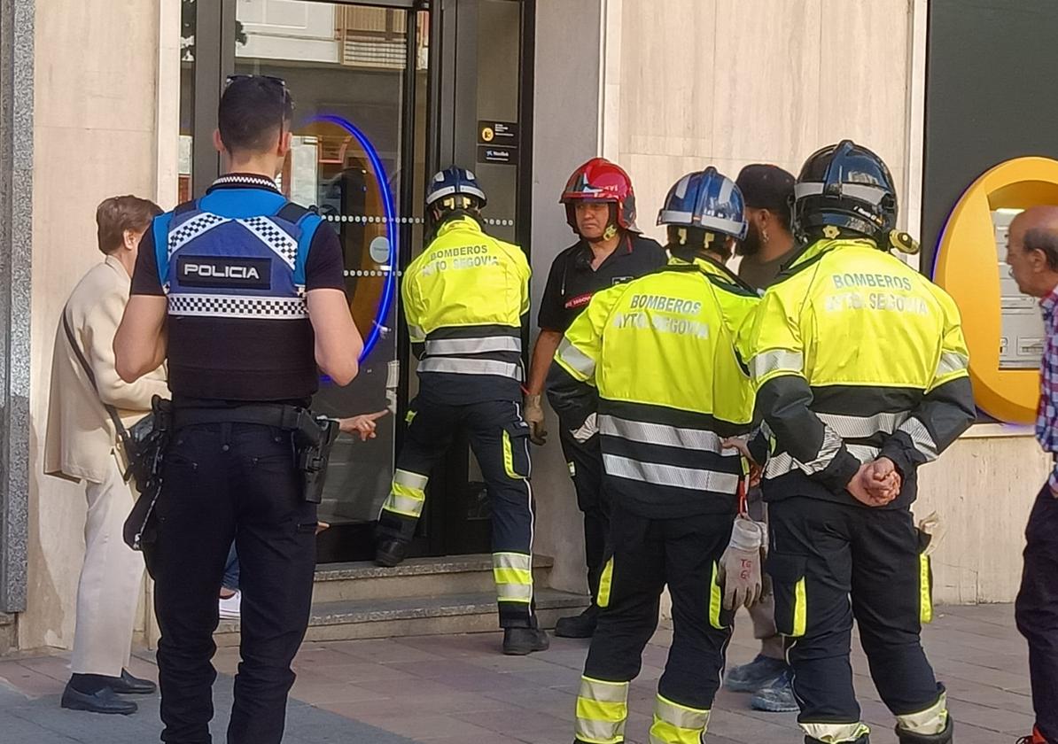 Rescatan a una niña pequeña atrapada en el interior de una oficina bancaria