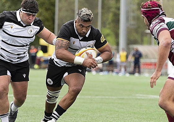 Kirk Tufuga carga contra la defensa rival del Silicius Alcobendas.