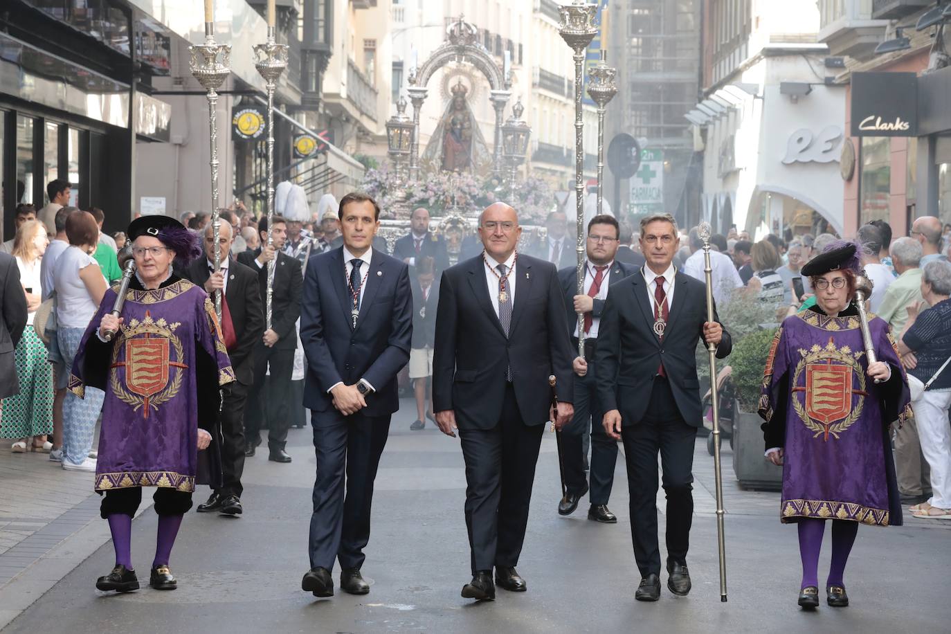 José Luis Ortega y Olga Burriedo, escoltan a las autoridades en la procesión de la Virgen de San Lorenzo del pasado año.