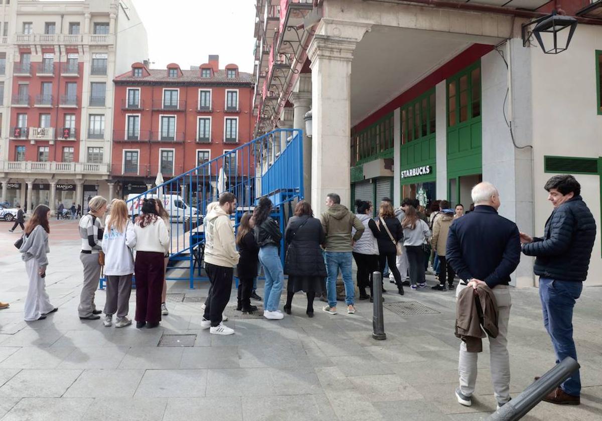 Cola frente al Starbucks de la Plaza Mayor el día de su inauguración.