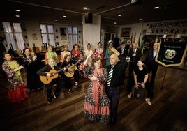 Los integrantes del coro rociero Romero y Jara, durante un ensayo en la Casa de Andalucía.