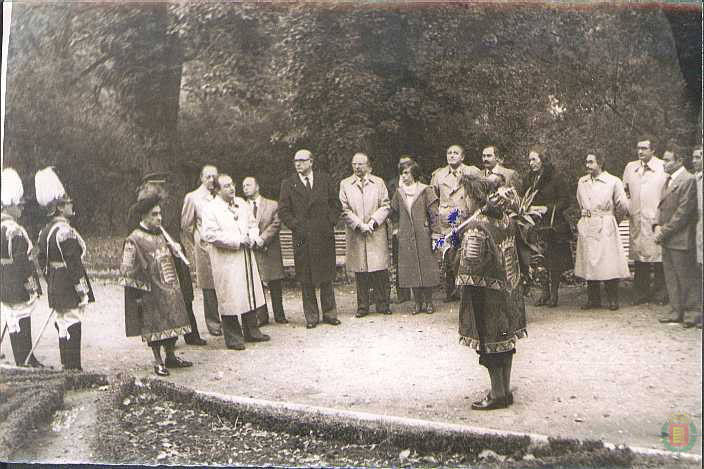 Maceros y autoridades en un homenaje a Miguel Íscar, delante del parterre del Campo Grande donde está su busto.