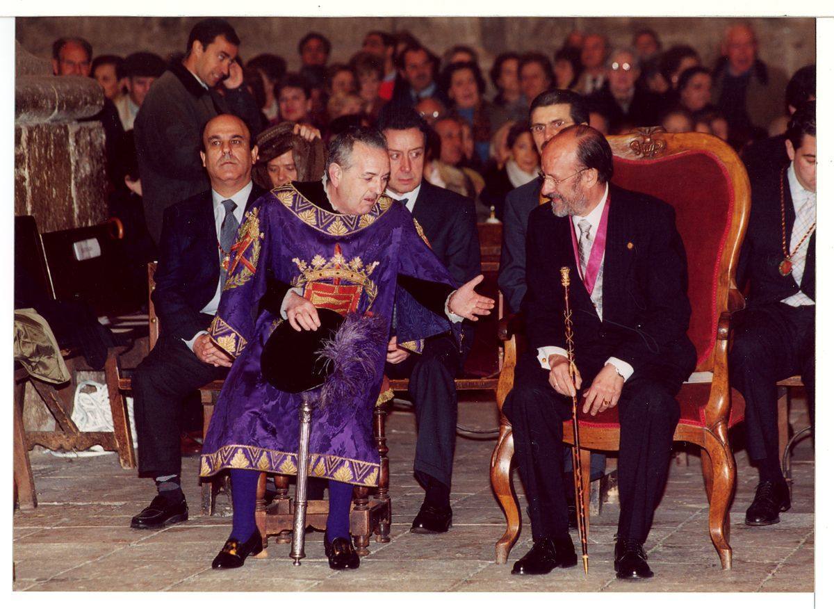 Javier León de la Riva conversa con Darío del Valle, durante el Pregón de Semana Santa de 2002.