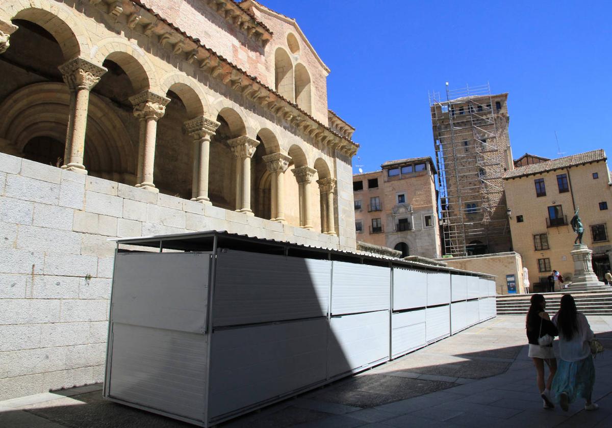 Casetas instaladas bajo el atrio de la iglesia de San Martín.