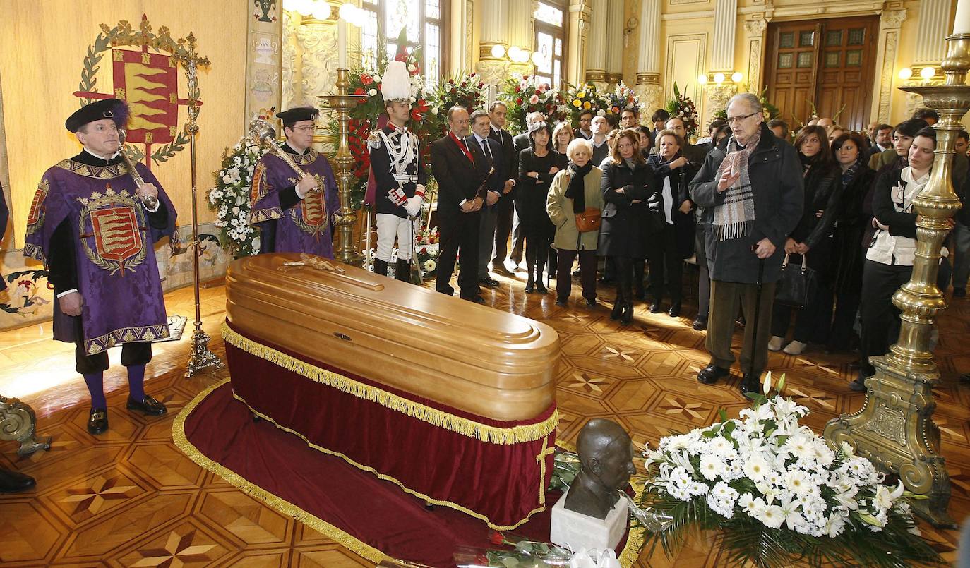 Capilla ardiente de Miguel Delibes en el Ayuntamiento de Valladolid. En 2010.