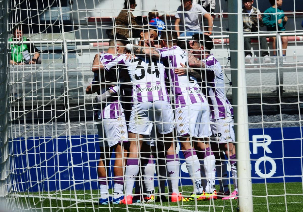 El Real Valladolid se aúpa a puestos de ascenso directo tras golear en Amorebieta