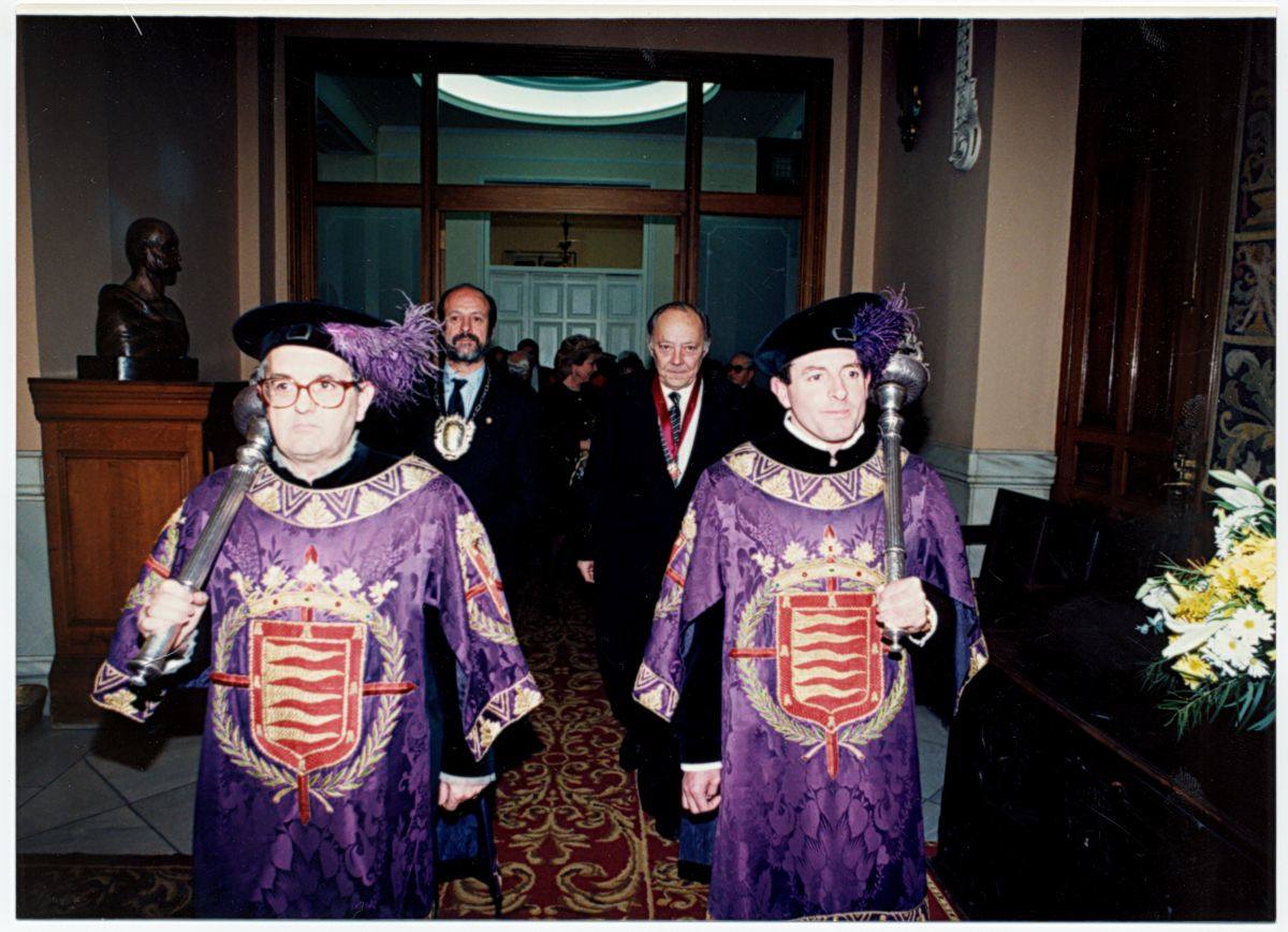 Darío del Valle y José Luis Ortega, en 1996, durante la imposición de la Medalla de Oro de la ciudad de Valladolid a Mariano García Gutiérrez-Cañas.