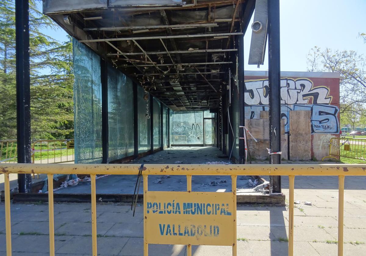 Imagen principal - Arriba, precinto policial en torno al antiguo bar del parque de Las Norias. Debajo, a la izquierda, las mantas ventilando en el extetrior de uno de los cuartos ocupados (derecha) del edificio municipal.